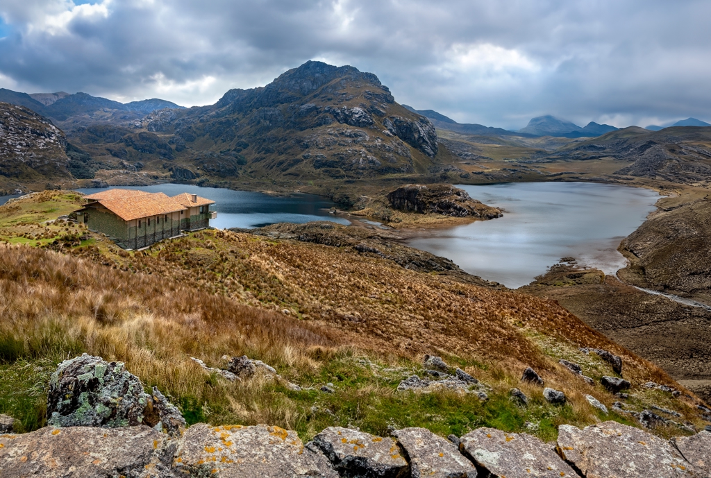 Berglandschap met hoogtelagune en berghut in de Andes van Ecuador tijdens familiereis Ecuador.