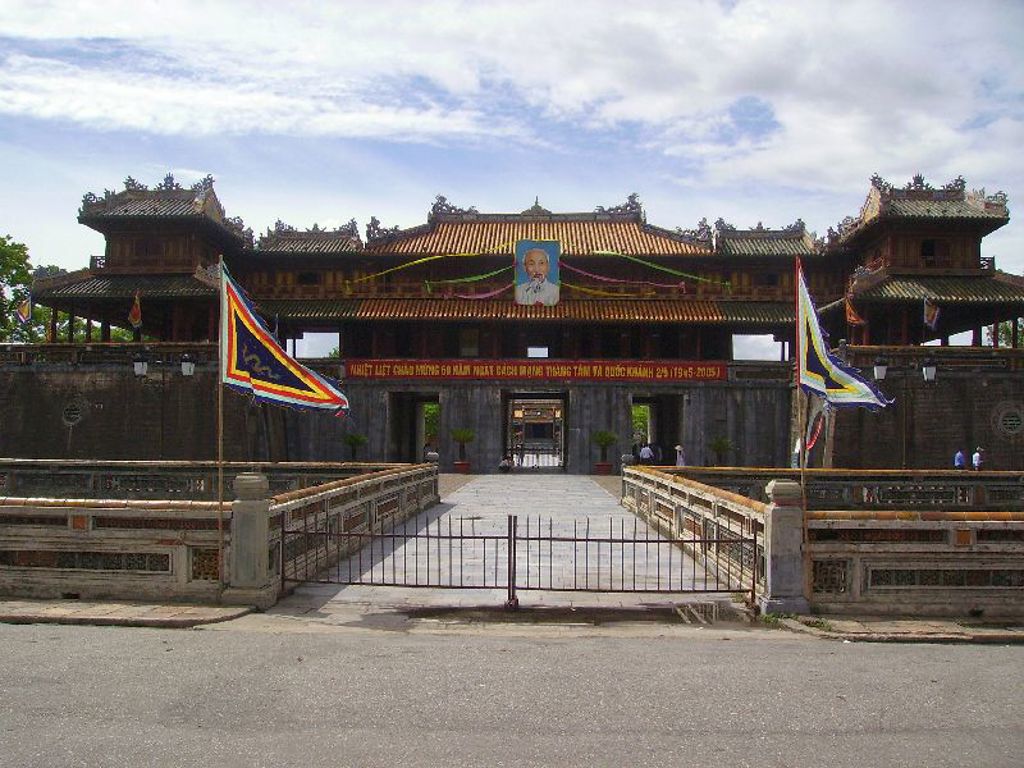 Keizerlijke Citadel in Hué, Vietnam, met de monumentale poort en brug.
