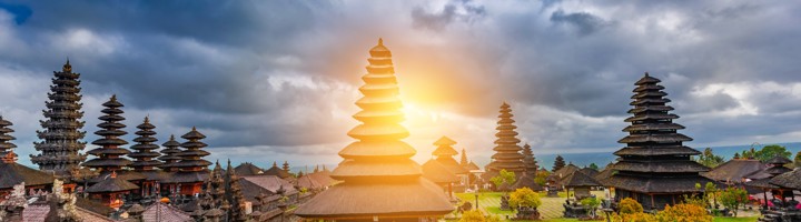 Pura Besakih tempelcomplex op Bali bij zonsondergang, met meru-torens en binnenplaats.