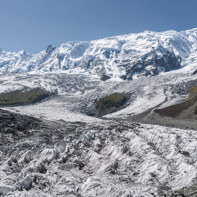 Gletsjer met besneeuwde bergtoppen in Baltistan, Pakistan.