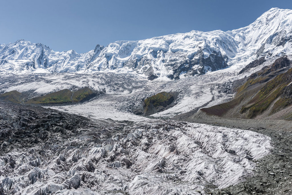 Gletsjer met besneeuwde bergtoppen in Baltistan, Pakistan.