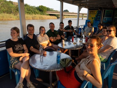 Reizigers genieten van een boottocht op de St Lucia-rivier tijdens route Johannesburg–Kaapstad.