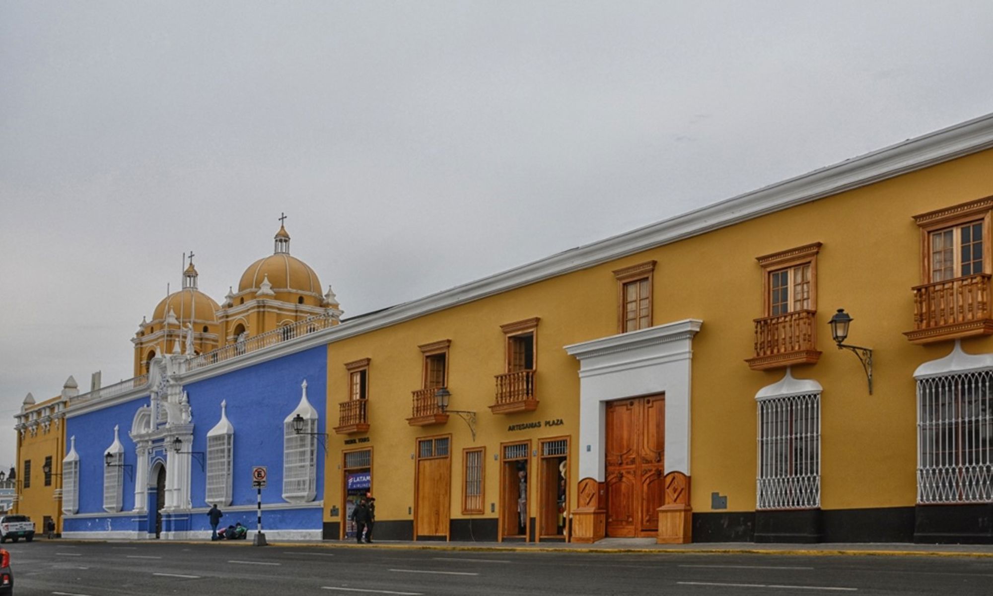 Kleurrijke straat met koloniale gevels en kerkkoepels in Trujillo, Peru.