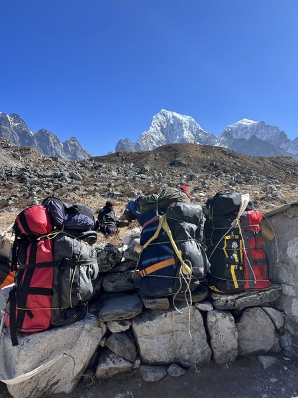 Uitzicht op besneeuwde Himalaya-toppen tijdens de groepsrondreis Nepal Everest.
