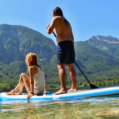 Suppen op het meer van Bohinj met uitzicht op de Julische Alpen in Slovenië.