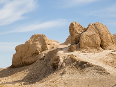 Leemruïnes van het oude fort Ayaz Kala in de Kyzylkumwoestijn, Oezbekistan.