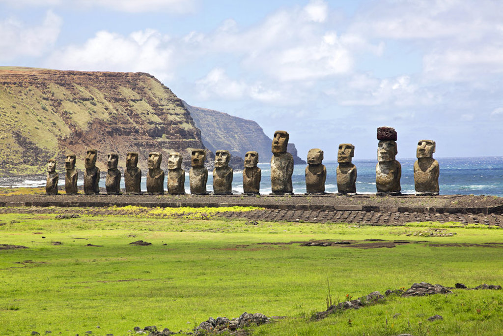 Moai-beelden op Paaseiland aan de kust, highlight van de groepsrondreis Patagonië en Paaseiland.