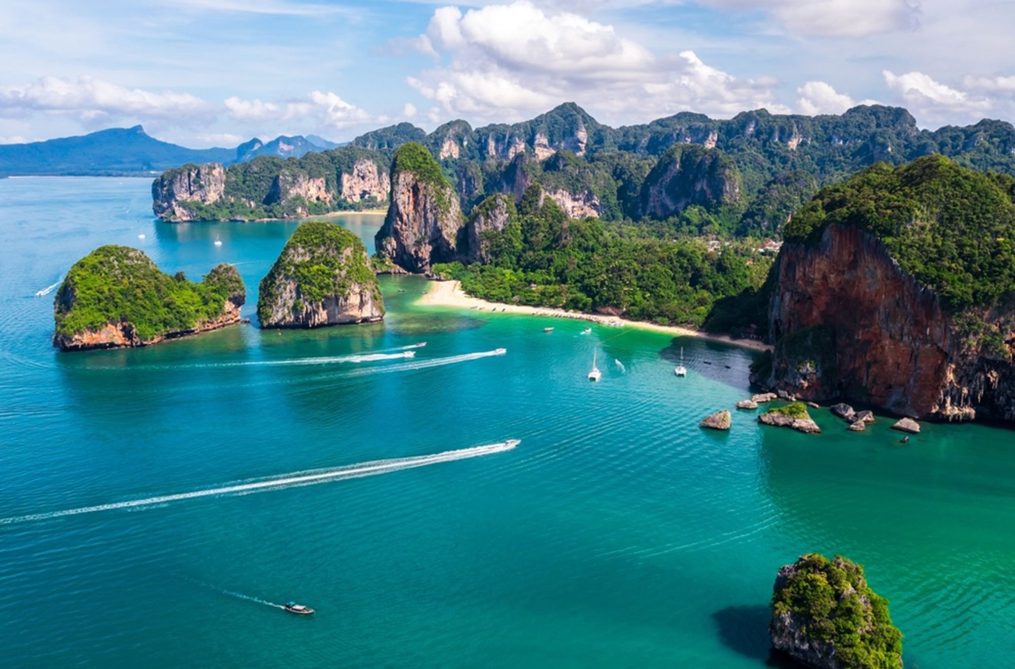 Uitzicht op kalkstenen rotsformaties en turquoise zee bij Railay Beach, Krabi, Thailand.