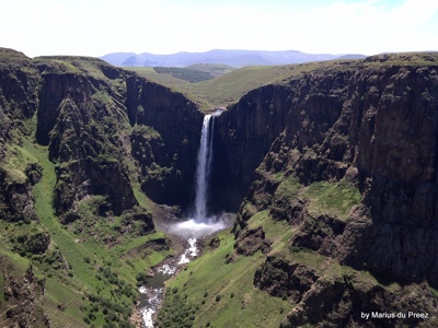 Waterval die in een diepe groene kloof stort op de route Kaapstad - Johannesburg.
