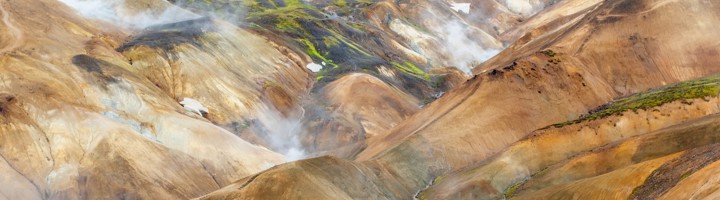 Rokerige, kleurrijke rhyolietbergen en geothermische stoom in Kerlingarfjöll, IJsland.