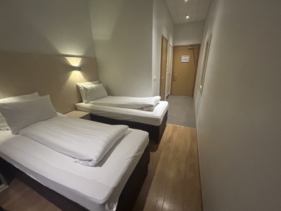 Tweepersoonskamer met twee eenpersoonsbedden in Hotel Klettur.