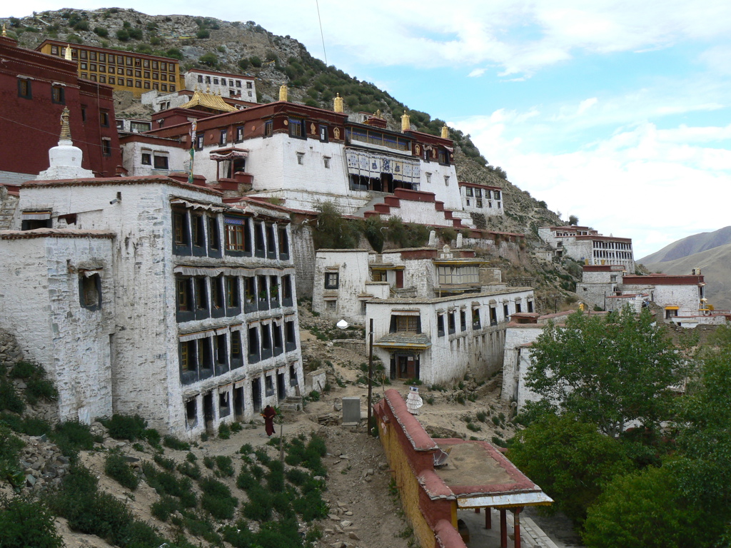 Tibetaans boeddhistisch kloostercomplex tegen een berghelling, tijdens groepsrondreis Tibet en Nepal.