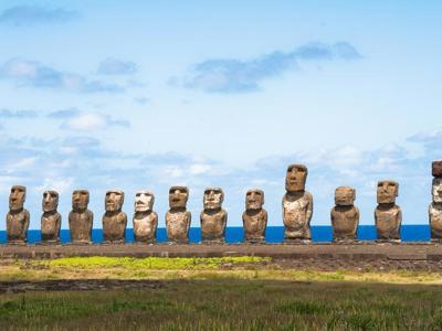 Moai-beelden op Paaseiland langs de kust met uitzicht op de oceaan.