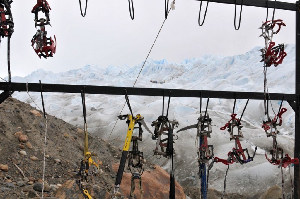 Stijgijzers en ijsbijlen hangen klaar voor een gletsjerwandeling in Patagonië tijdens de groepsrondreis.