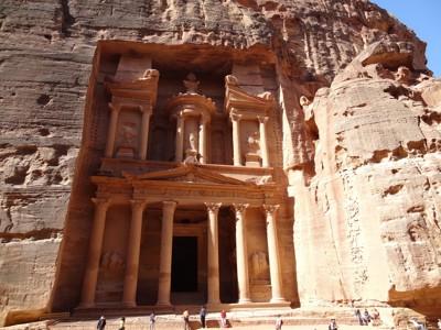 De Schatkamer (Al-Khazneh) in Petra, Jordanië, uitgehouwen in de rotswand.