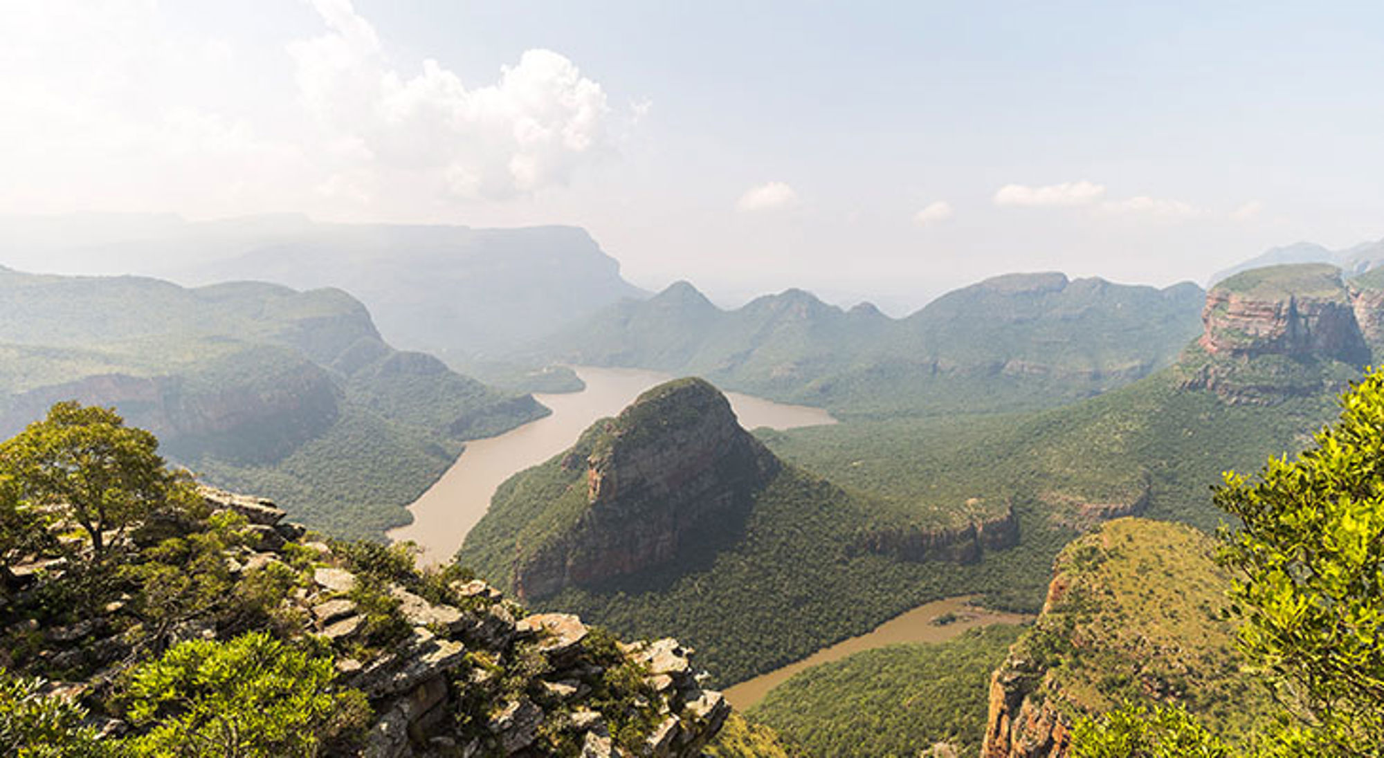 Panorama op de Blyde River Canyon met kronkelende rivier en groene bergkloven in Zuid-Afrika.