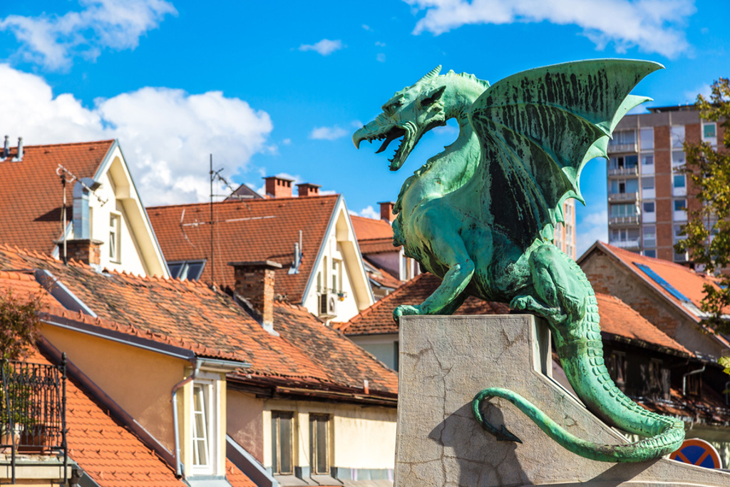 Draakbeeld op de Drakenbrug in Ljubljana, Slovenië.
