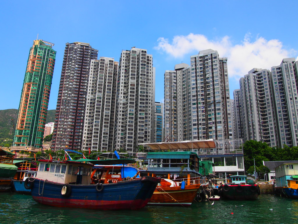 Haven met traditionele boten voor hoge flats in Hongkong, China.