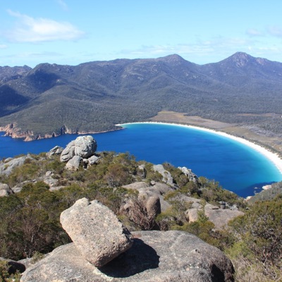 Uitzicht op Wineglass Bay met witte zandstrand en turquoise zee in Tasmanië, Australië.