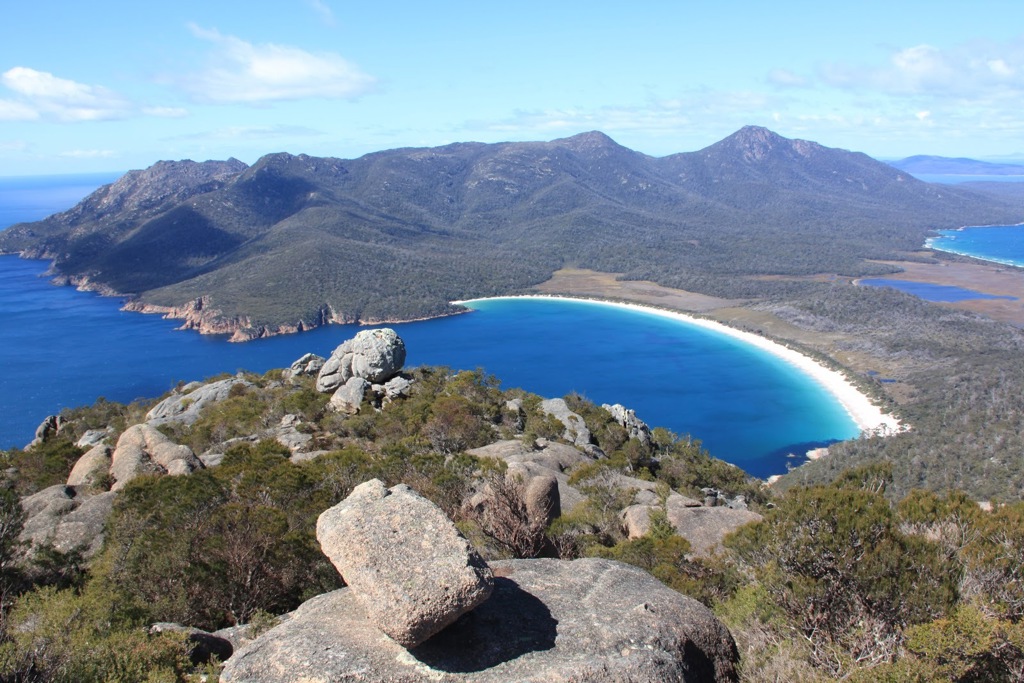 Uitzicht op Wineglass Bay met witte zandstrand en turquoise zee in Tasmanië, Australië.