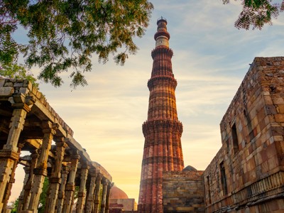 Qutub Minar in Delhi, iconische minaret tijdens de Route India.