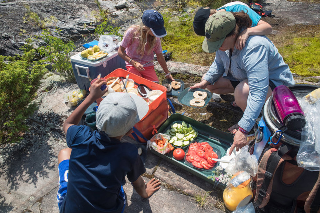 Gezin bereidt picknicklunch tijdens actieve familiereis Canada West in de Rockies.