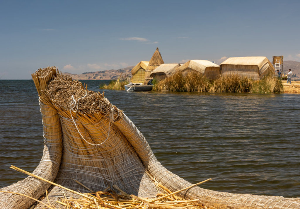 Rieten boot op het Titicacameer bij de drijvende Uros-eilanden in Peru.