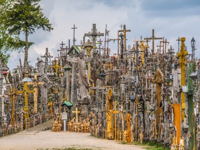 Heuvel van Kruisen bij Šiauliai in Litouwen, met duizenden houten kruisen langs het pad.