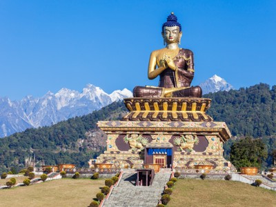 Grote boeddhabeeld bij Buddha Dordenma in Bhutan, met besneeuwde Himalaya op de achtergrond.