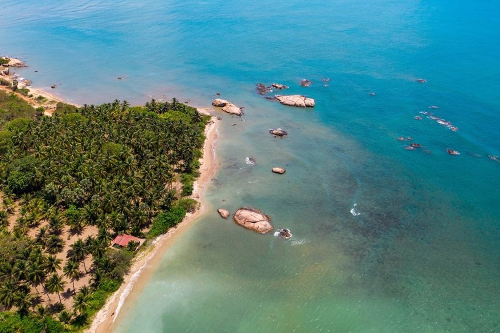 Boot op het water bij een tropisch strand tijdens een groepsrondreis Sri Lanka en Malediven.