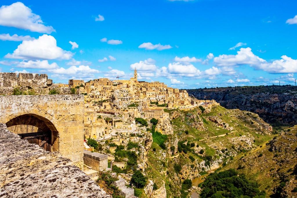 Uitzicht op de rotsstad Matera met de Sassi-woningen en kloof, tijdens wandelvakantie in Italië Puglia & Matera.