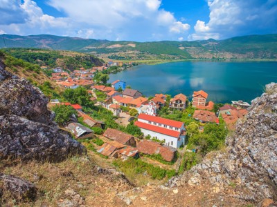 Uitzicht op dorp met rode daken aan het Meer van Ohrid, Noord-Macedonië, tijdens route Albanië, Kosovo & Noord-Macedonië.