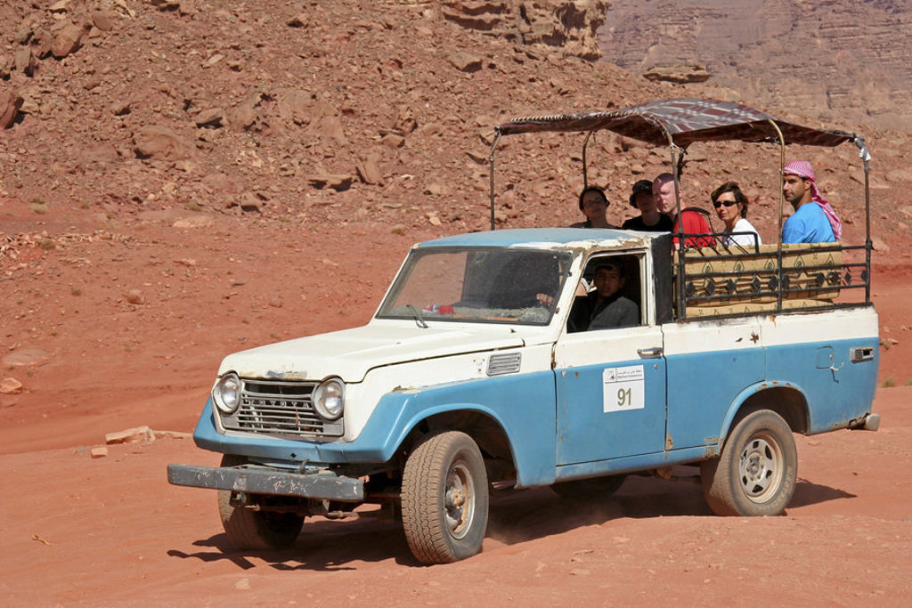 Groepsrondreis Jordanië: jeep met reizigers tijdens een woestijnsafari in Wadi Rum.