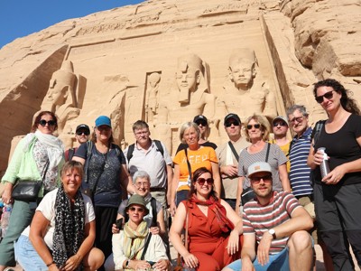 Groepsfoto van reizigers bij de tempels van Abu Simbel tijdens de Route Egypte.