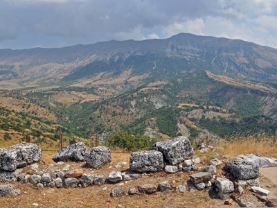 Uitzicht op berglandschap en groene valleien in Albanië langs de Route Albanië.