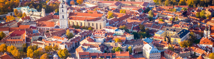 Panoramisch uitzicht op de oude binnenstad van Vilnius, Litouwen, met kerktorens en rode daken.