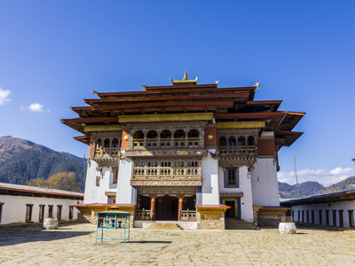 Traditioneel Bhutaans klooster met rijkversierde gevel en binnenplaats, Route Sikkim en Bhutan.
