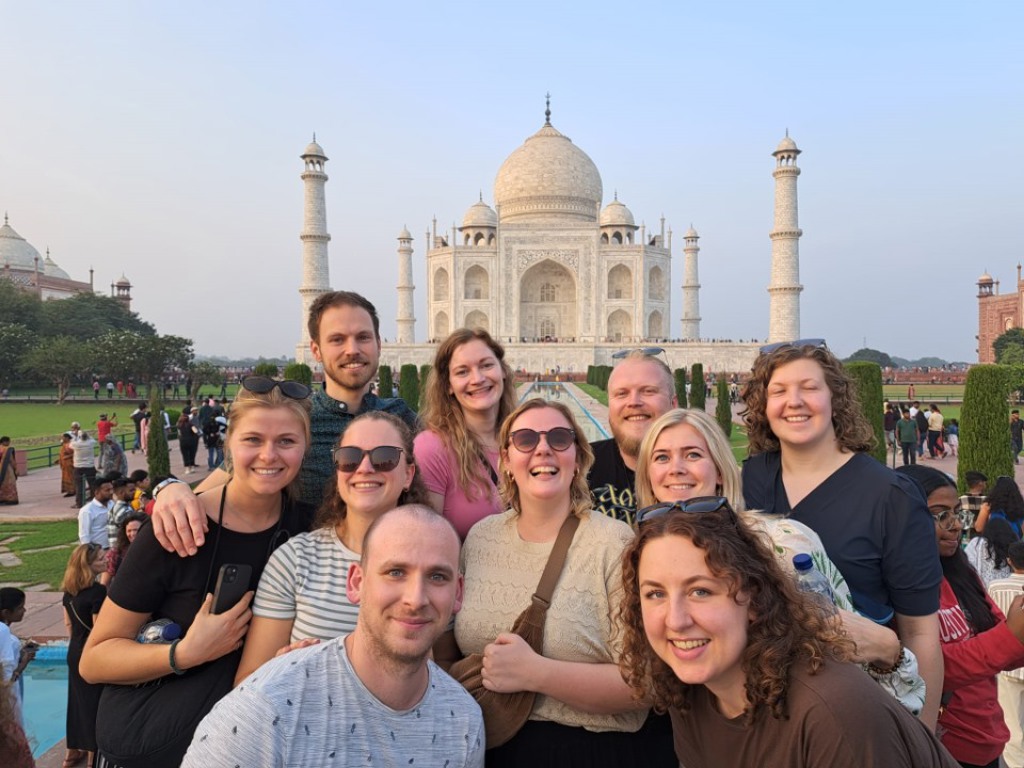 Groepsfoto van 22-35ers reis India bij de Taj Mahal in Agra.