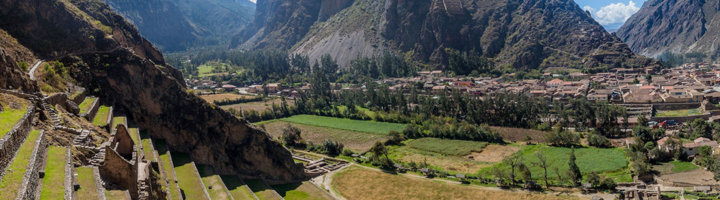 Incaterrassen en ruïnes bij Ollantaytambo met uitzicht op de Heilige Vallei en het dorp in Peru.