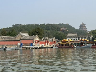 Zomerpaleis in Beijing aan het Kunmingmeer, met traditionele gebouwen en boot tijdens de groepsrondreis China.