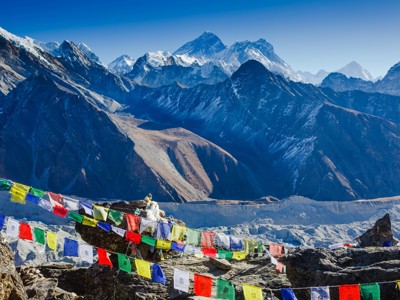 Uitzicht op de Himalaya bij Everest Base Camp met kleurrijke gebedsvlaggen en besneeuwde bergtoppen.