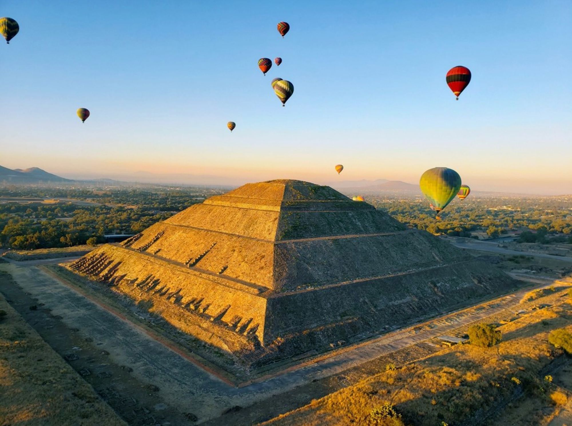 Luchtballonnen boven de Piramide van de Zon in Teotihuacan, Mexico.