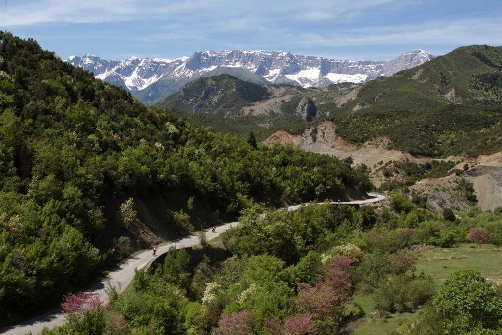Uitzicht op de Albanese Alpen met groene bergweiden en een vallei tijdens de groepsrondreis Albanië Hoogtepunten.