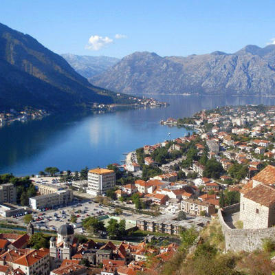 Uitzicht over de baai van Kotor in Montenegro met oude stad en kerk, tijdens 22-35ers reis Balkan.