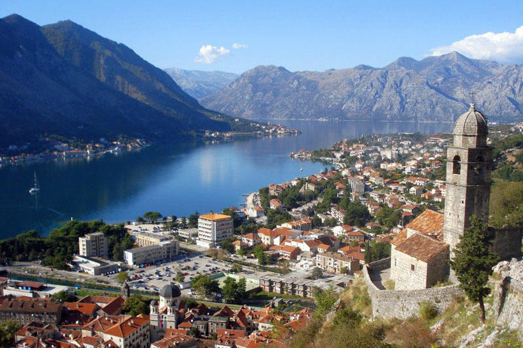 Uitzicht over de baai van Kotor in Montenegro met oude stad en kerk, tijdens 22-35ers reis Balkan.