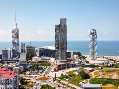 Skyline van Batumi aan de Zwarte Zee met de Alphabetic Tower en moderne wolkenkrabbers.