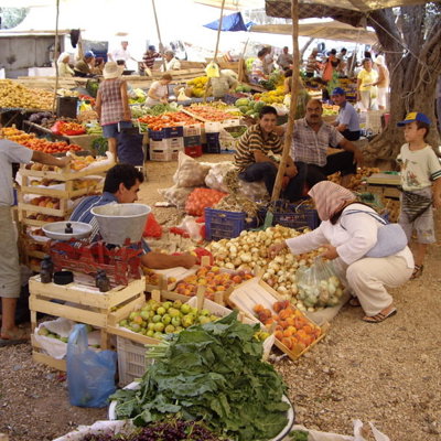Drukke markt in Turkije met kraampjes vol groente en fruit tijdens de groepsrondreis Turkije Hoogtepunten.