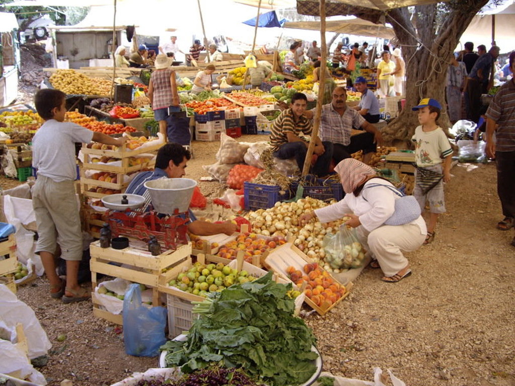 Drukke markt in Turkije met kraampjes vol groente en fruit tijdens de groepsrondreis Turkije Hoogtepunten.
