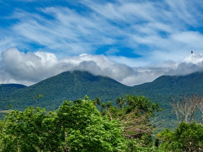 Groene bergketen met nevel en wolken boven het regenwoud in Costa Rica.