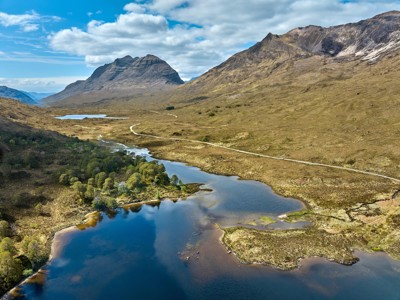 Uitzicht op een loch en berglandschap in de Schotse Hooglanden langs de Route Schotland.